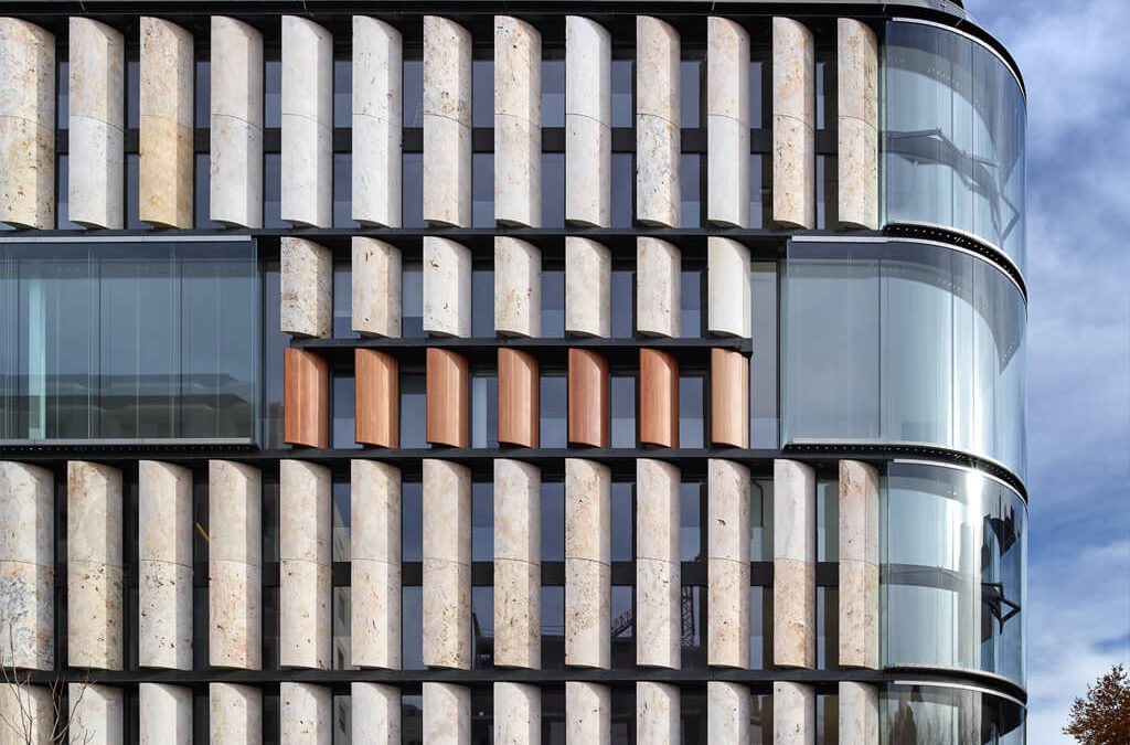 Sistema de anclajes en fachadas de piedra natural